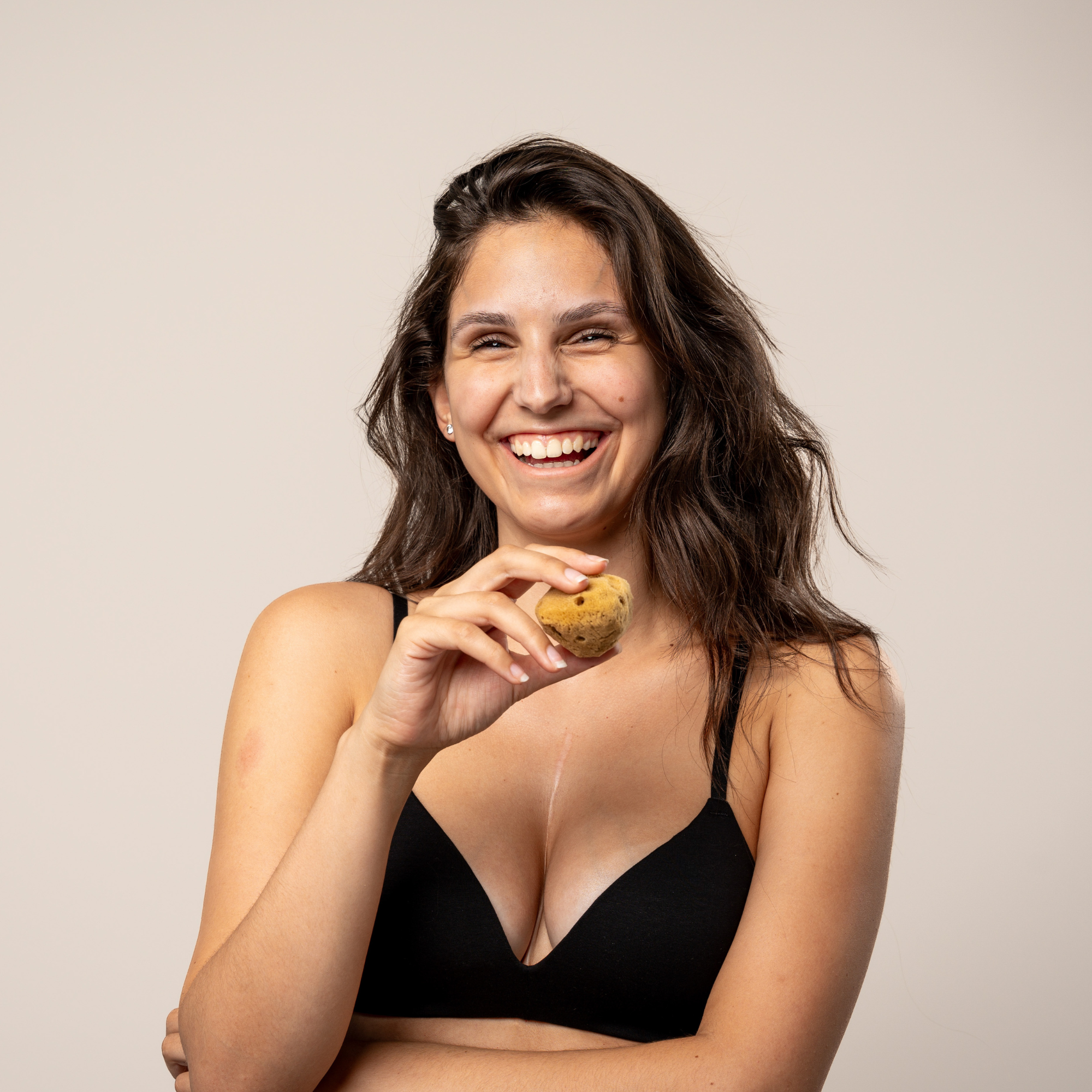 Endometriose und starke Schmerzen: Warum Lea auf den Menstruations­schwamm umgestiegen ist