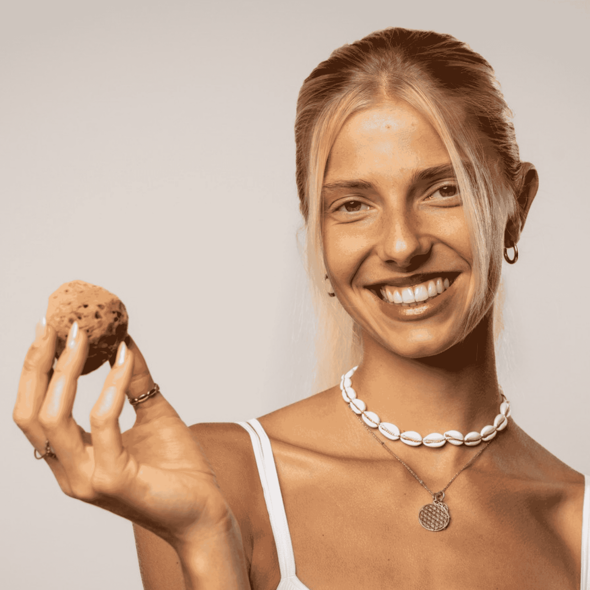 Endometriose und starke Schmerzen: Warum Lea auf den Menstruations­schwamm umgestiegen ist