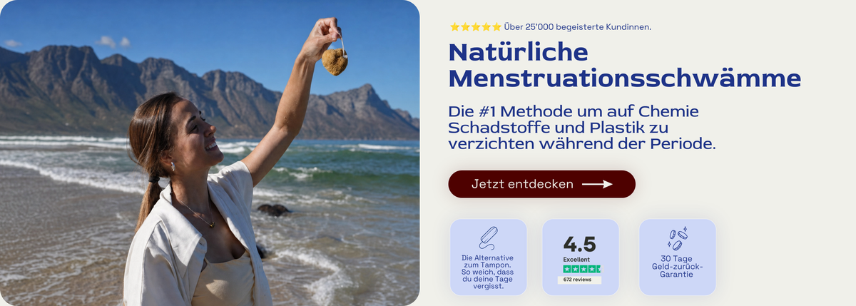 Frau am Strand hält einen natürlichen HERA Menstruationsschwamm in die Höhe